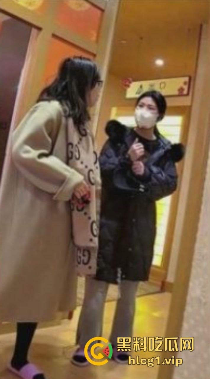 极限偸拍女人坑女人 国内某高档洗浴会所女浴室内到处游走!各种白花花的奶子亮瞎眼球!