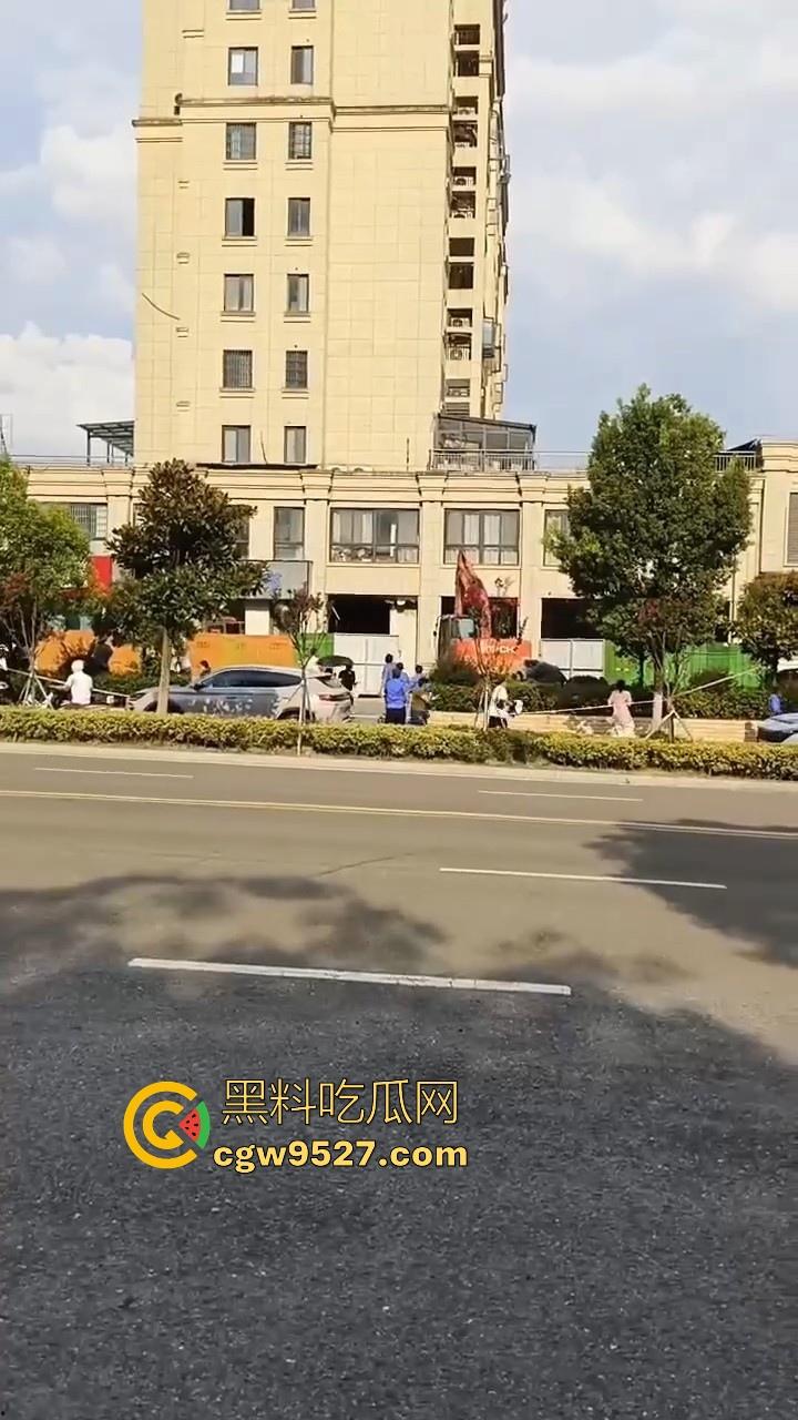 安徽霍山景秀蓝湾小区，一楼住户挖地下室导致整栋楼倾斜，整栋楼瞬间成为危房，遇上这种邻居也是倒了大霉！