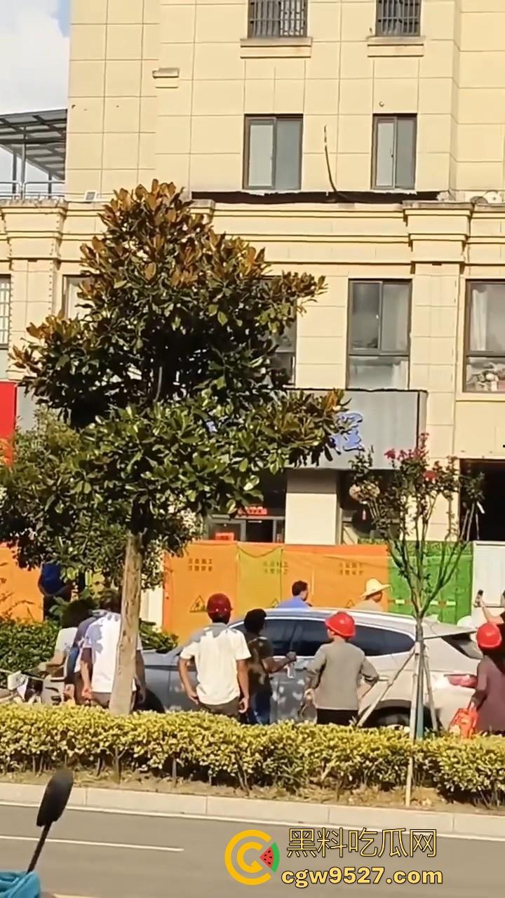 安徽霍山景秀蓝湾小区,一楼住户挖地下室导致整栋楼倾斜,整栋楼瞬间成为危房,遇上这种邻居也是倒了大霉!