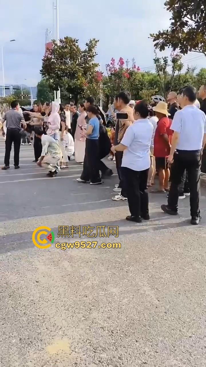 安徽霍山景秀蓝湾小区,一楼住户挖地下室导致整栋楼倾斜,整栋楼瞬间成为危房,遇上这种邻居也是倒了大霉!