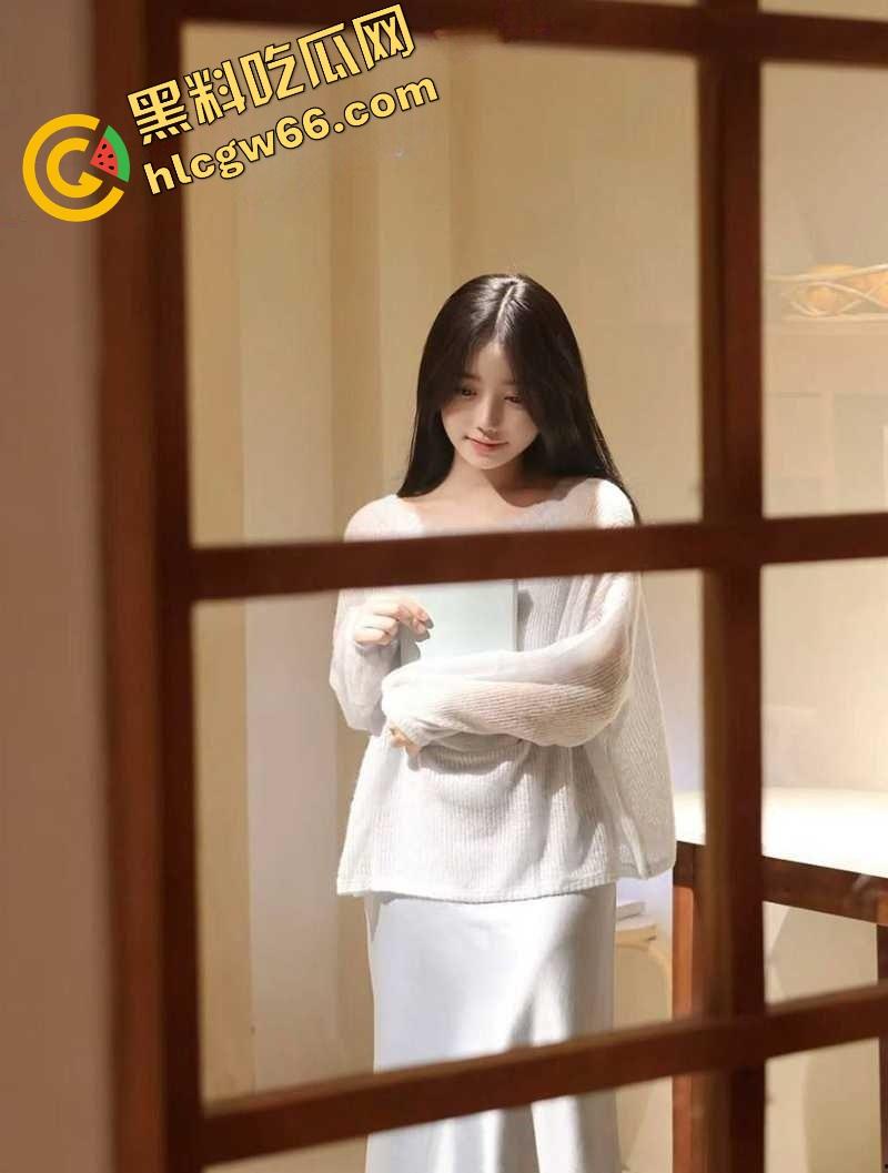 传媒院校白月光女神【灵灵】宿舍掰穴自慰视频流出,逼水拉丝半米长,背地里浪得逼都快自燃了!