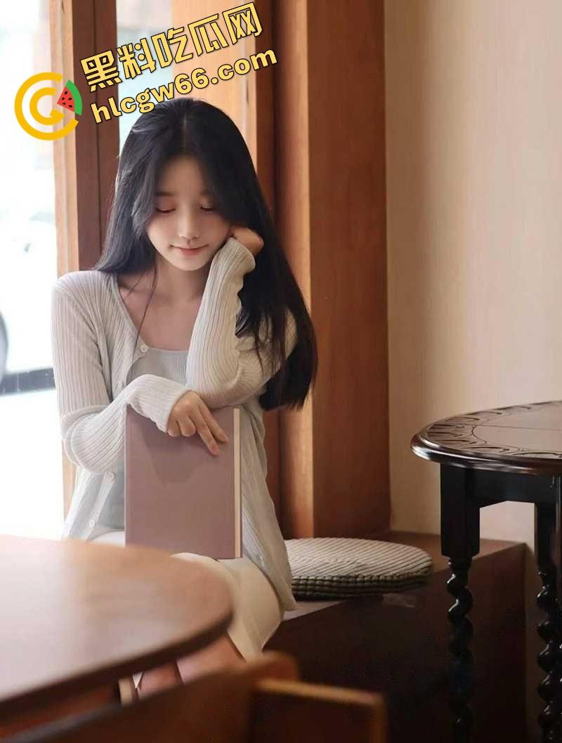 传媒院校白月光女神【灵灵】宿舍掰穴自慰视频流出,逼水拉丝半米长,背地里浪得逼都快自燃了!