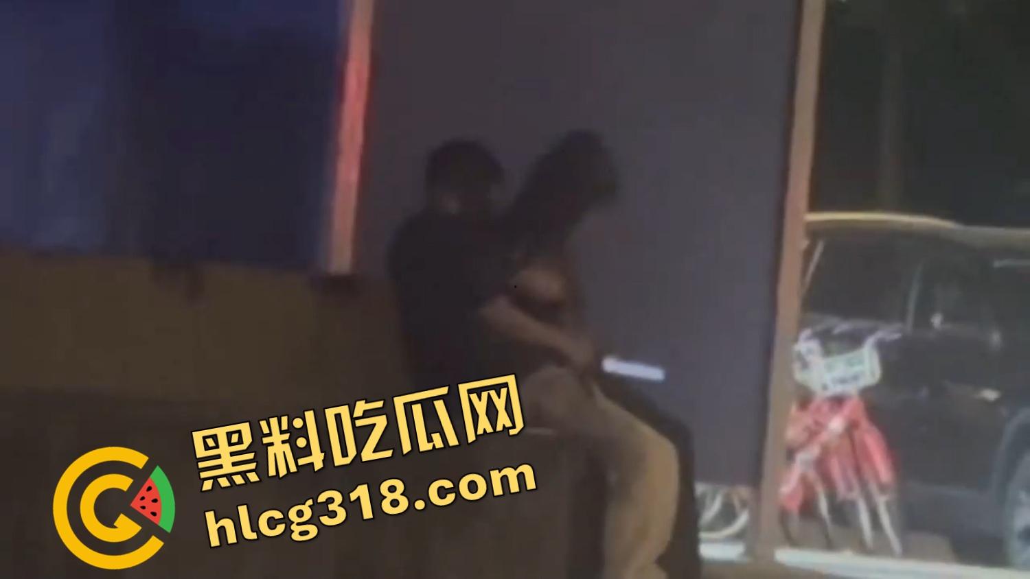 小情侣激情路边打飞机，巡警一照手还在撸，故作镇定装糊涂，路边撸管到底算不算犯法？