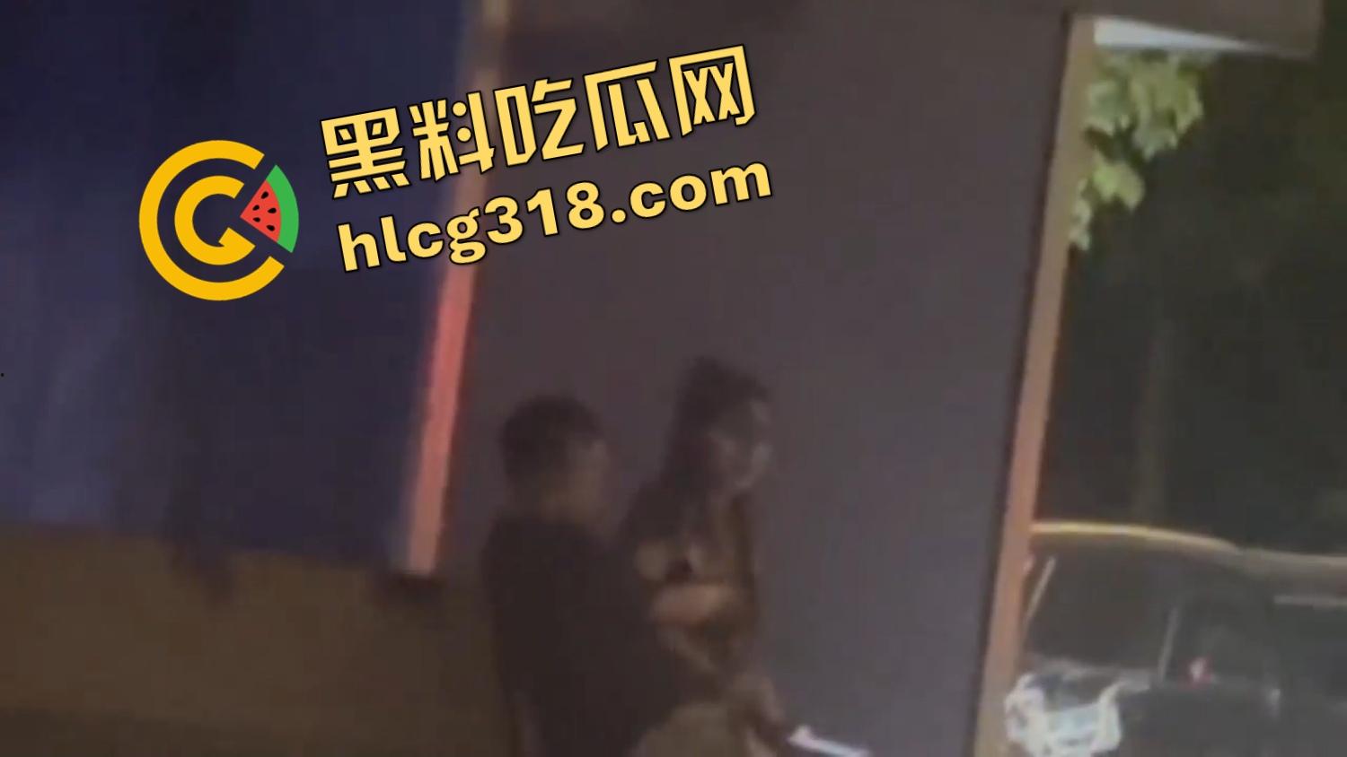 小情侣激情路边打飞机,巡警一照手还在撸,故作镇定装糊涂,路边撸管到底算不算犯法?