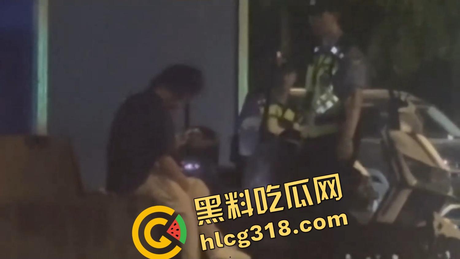 小情侣激情路边打飞机,巡警一照手还在撸,故作镇定装糊涂,路边撸管到底算不算犯法?