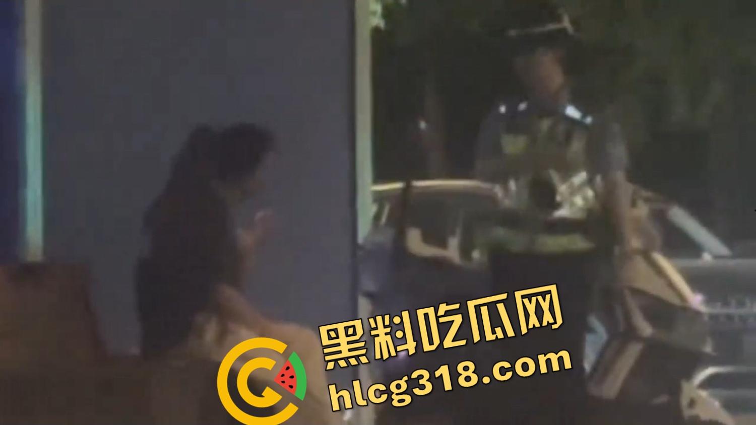 小情侣激情路边打飞机,巡警一照手还在撸,故作镇定装糊涂,路边撸管到底算不算犯法?