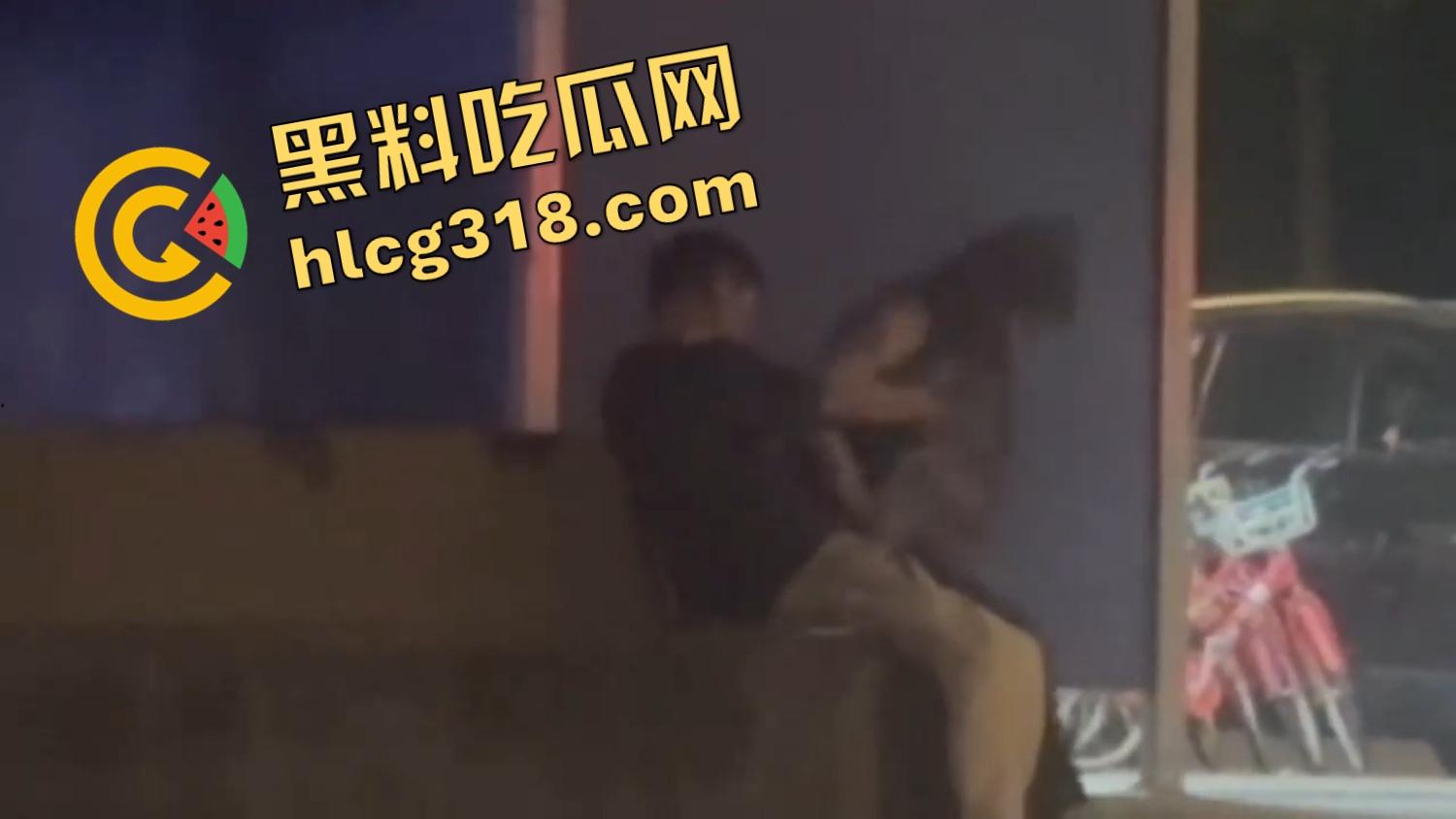 小情侣激情路边打飞机,巡警一照手还在撸,故作镇定装糊涂,路边撸管到底算不算犯法?