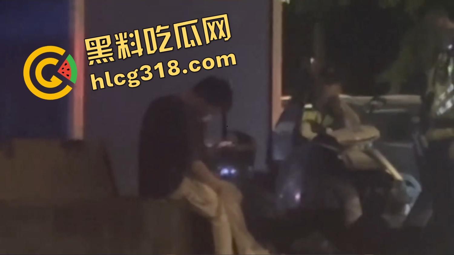 小情侣激情路边打飞机,巡警一照手还在撸,故作镇定装糊涂,路边撸管到底算不算犯法?