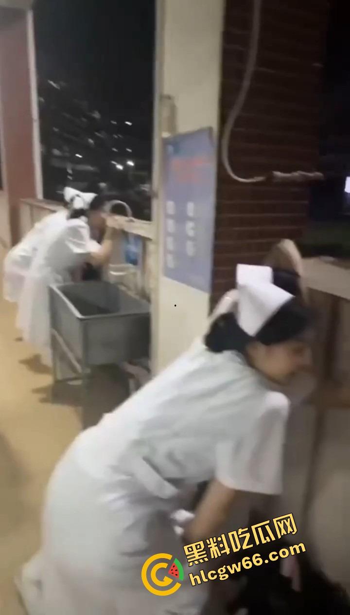 离谱到飞起，一对狗男女在医院小花园直播做爱，护士小姐姐排排站吃瓜围观，白大褂都看红了脸！