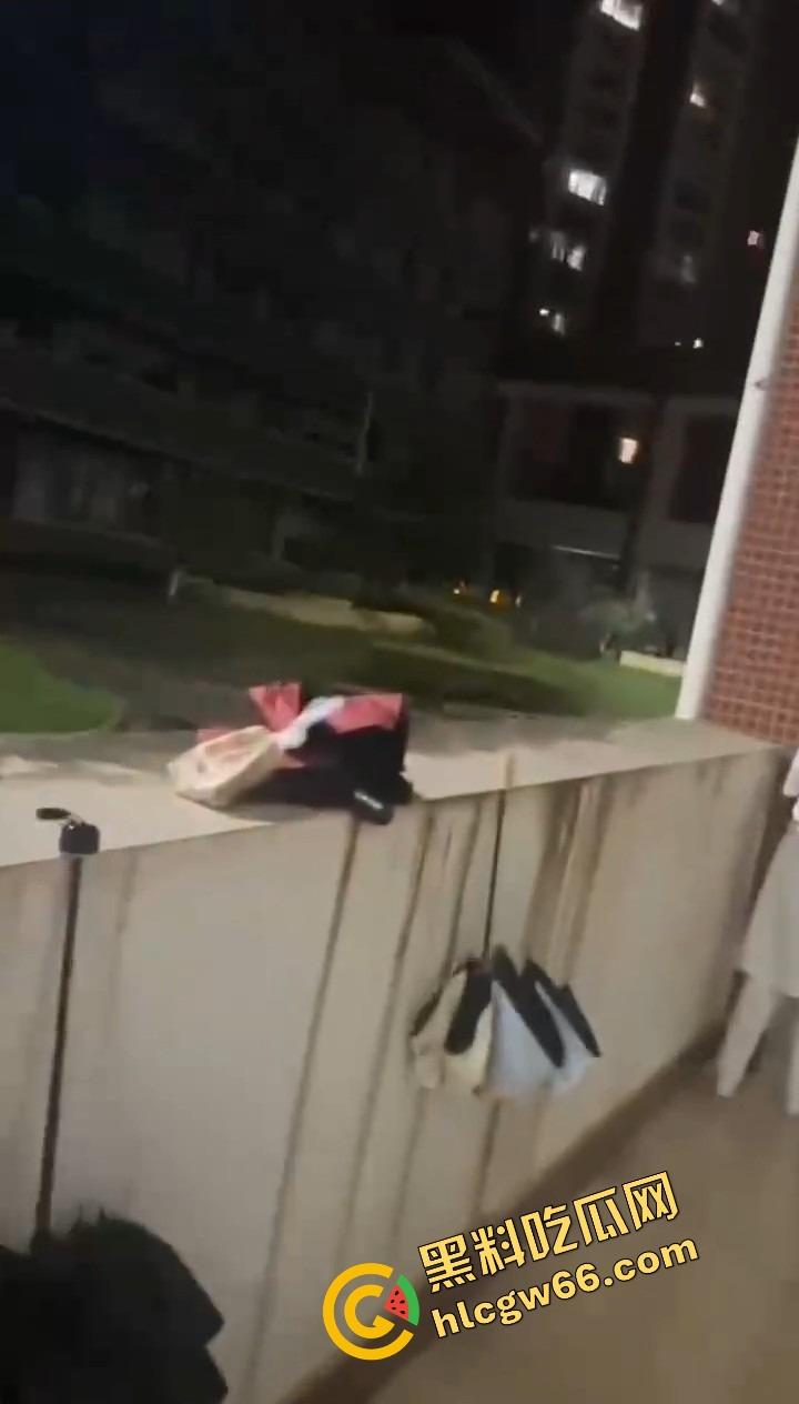 离谱到飞起,一对狗男女在医院小花园直播做爱,护士小姐姐排排站吃瓜围观,白大褂都看红了脸!