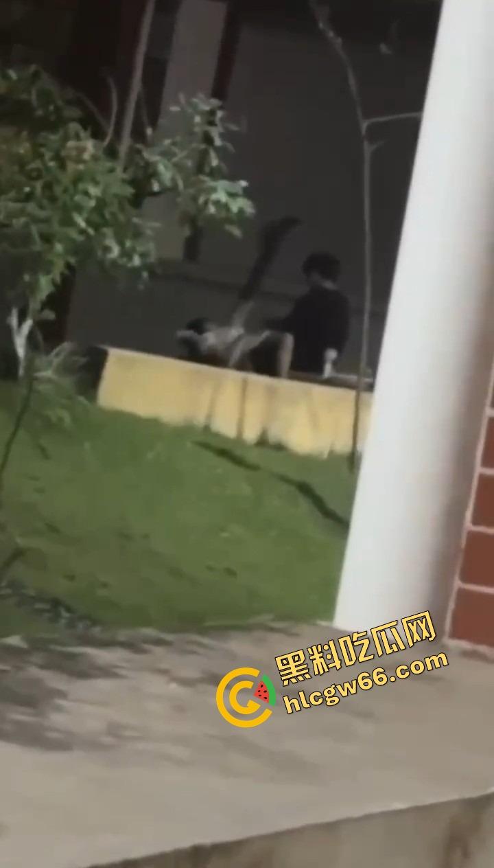 离谱到飞起,一对狗男女在医院小花园直播做爱,护士小姐姐排排站吃瓜围观,白大褂都看红了脸!