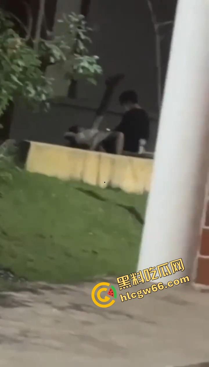 离谱到飞起,一对狗男女在医院小花园直播做爱,护士小姐姐排排站吃瓜围观,白大褂都看红了脸!