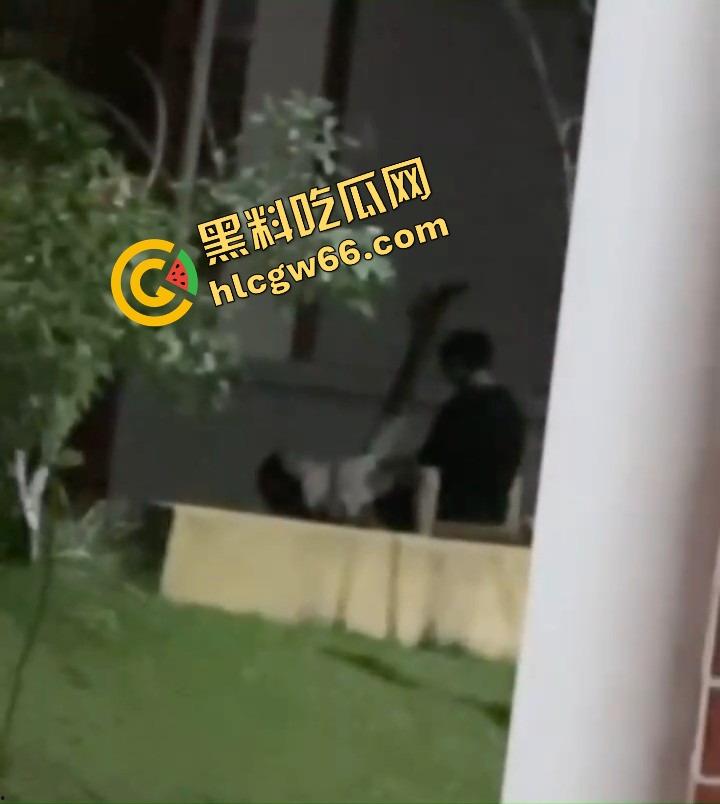 离谱到飞起,一对狗男女在医院小花园直播做爱,护士小姐姐排排站吃瓜围观,白大褂都看红了脸!