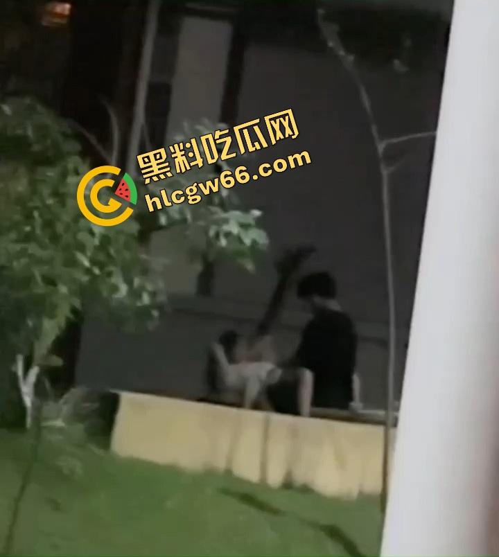 离谱到飞起,一对狗男女在医院小花园直播做爱,护士小姐姐排排站吃瓜围观,白大褂都看红了脸!