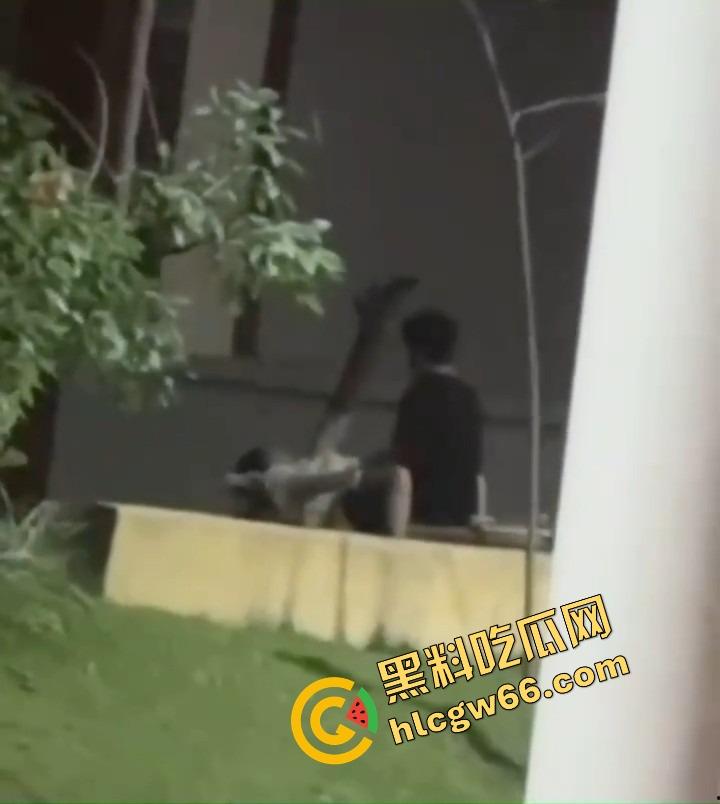 离谱到飞起,一对狗男女在医院小花园直播做爱,护士小姐姐排排站吃瓜围观,白大褂都看红了脸!