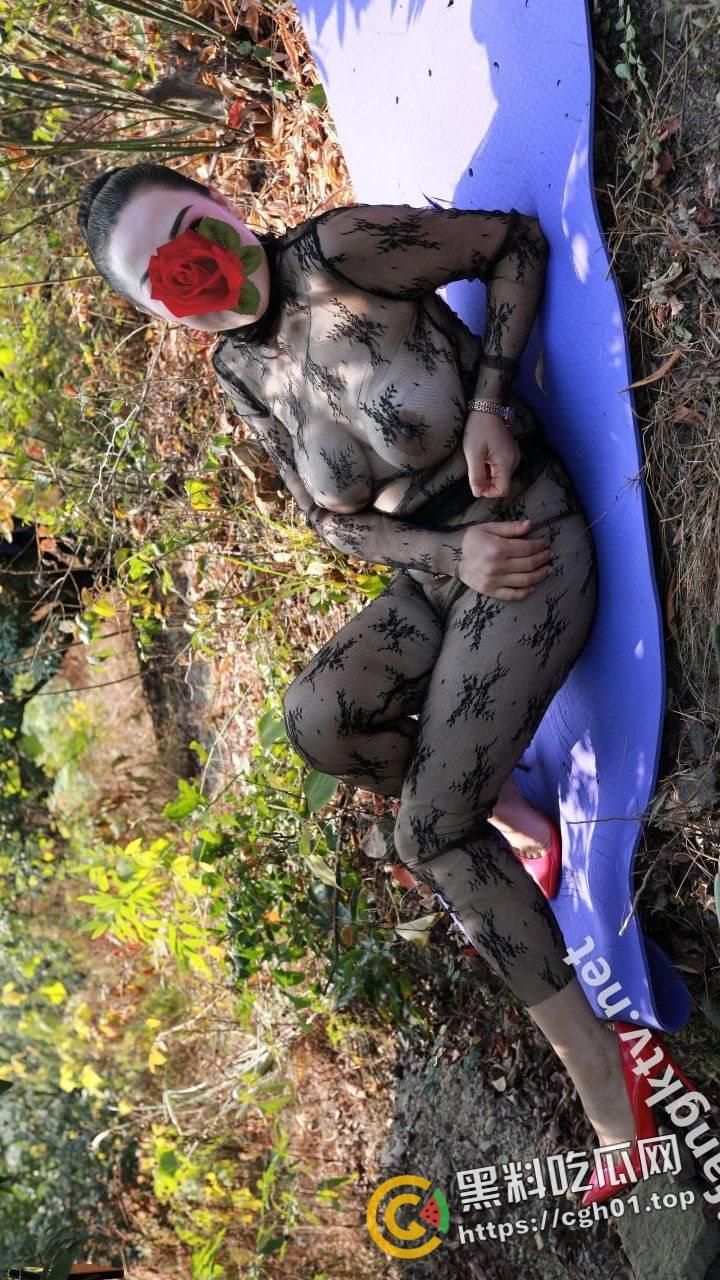 淘宝网红店铺【梦露世家】老板娘再出狠活 熟女情趣自拍 果然自己挣钱就是拼啊 未打码流出