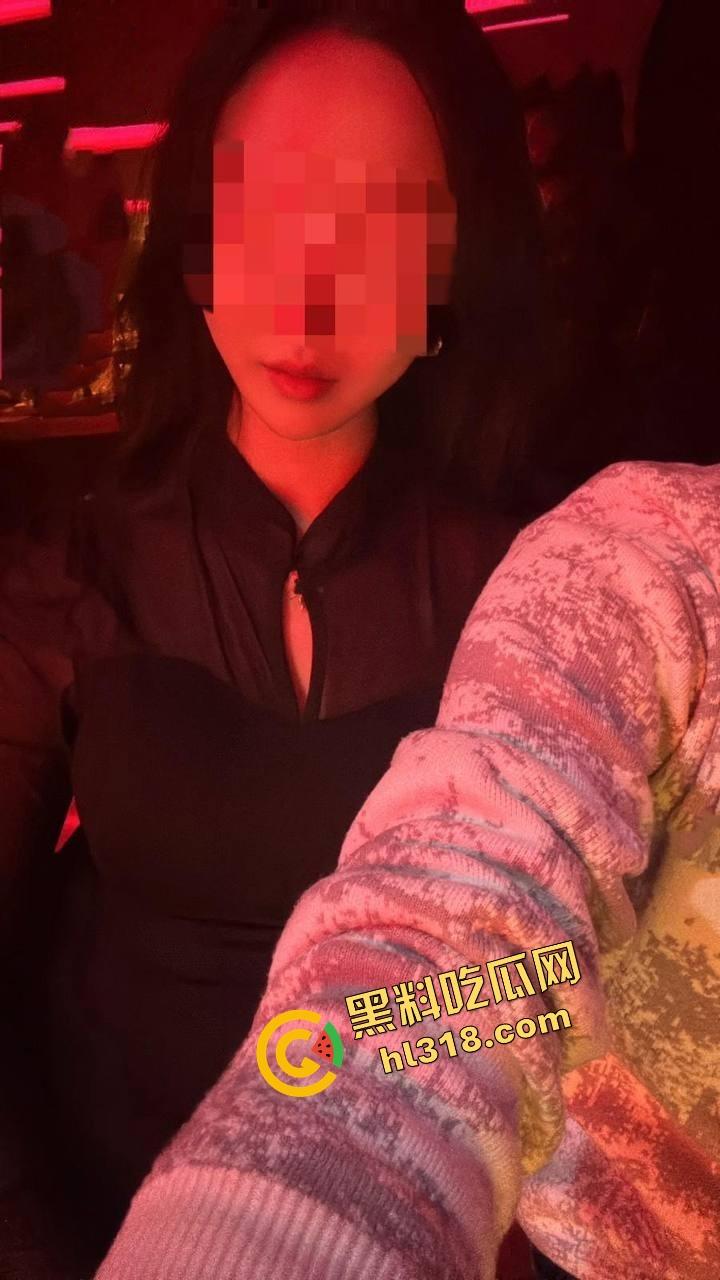 海角大神分享会喷水的亲姐姐，酒吧里爆操醉酒姐姐，酒劲上头让她喝尿，最后带回酒店肛射睡奸！