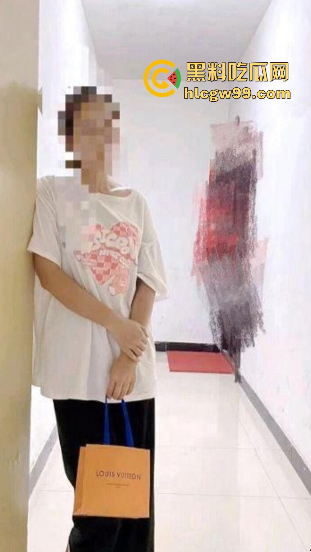 大神强奸美女邻居,NTR少妇当着孩子面娇喘求饶,誓不让老公再碰,声称老公是个废物只为做我的吞精工具!