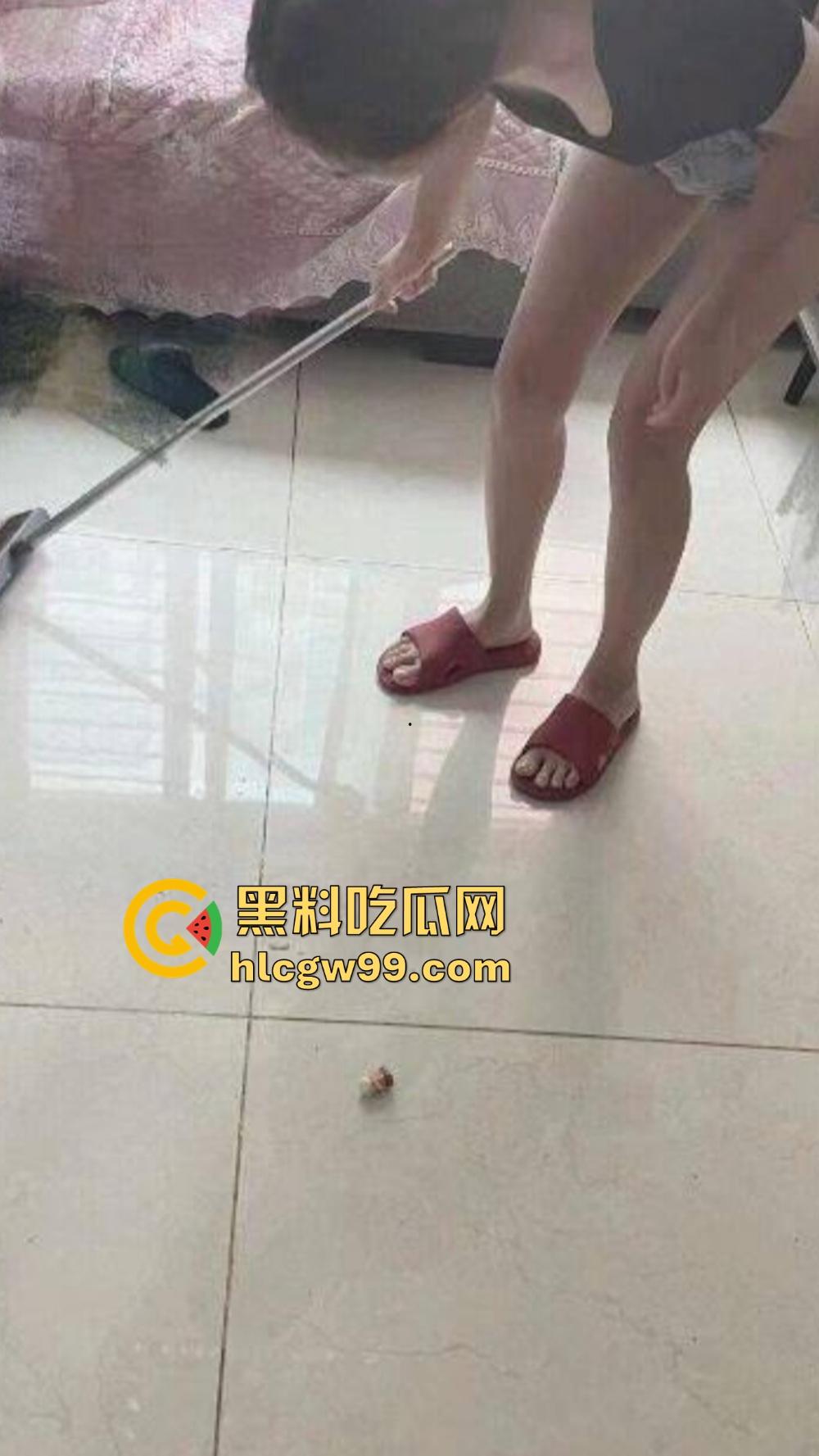 大神强奸美女邻居,NTR少妇当着孩子面娇喘求饶,誓不让老公再碰,声称老公是个废物只为做我的吞精工具!