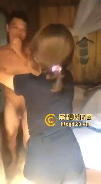 捉奸现场:男子带小三进村偷情,激情瞬间被抓个正着!