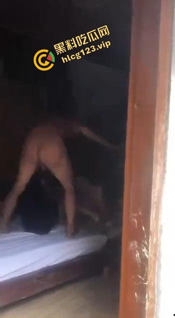 捉奸现场:男子带小三进村偷情,激情瞬间被抓个正着!