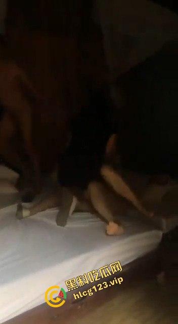 捉奸现场:男子带小三进村偷情,激情瞬间被抓个正着!