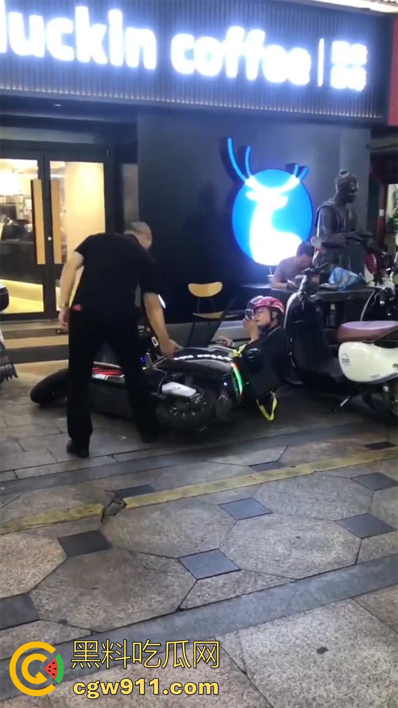 广西柳州瑞幸咖啡又火了，店主爆揍外卖小哥，站长出面后施暴者竟影帝上身，躺地上装死！