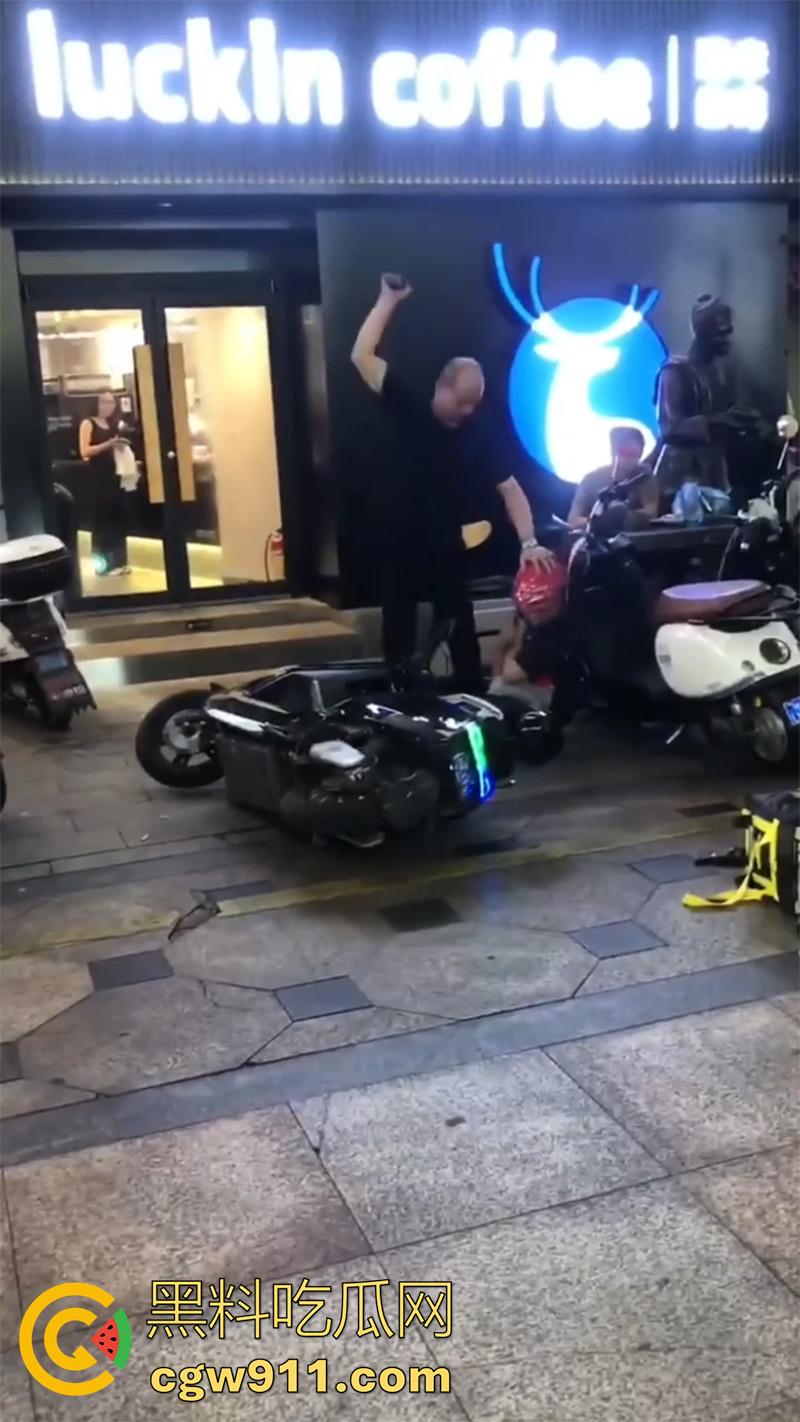 广西柳州瑞幸咖啡又火了,店主爆揍外卖小哥,站长出面后施暴者竟影帝上身,躺地上装死!