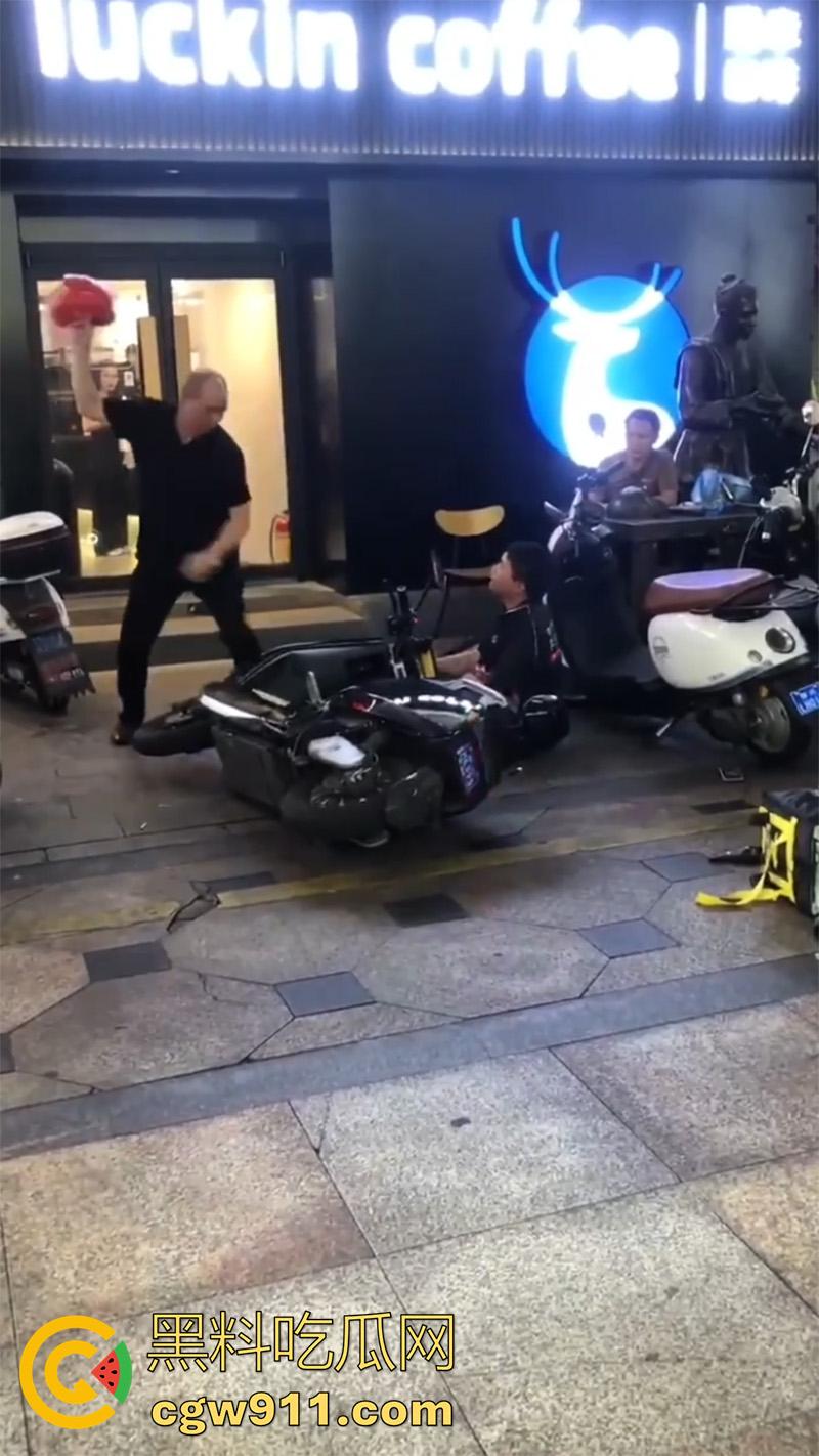 广西柳州瑞幸咖啡又火了,店主爆揍外卖小哥,站长出面后施暴者竟影帝上身,躺地上装死!