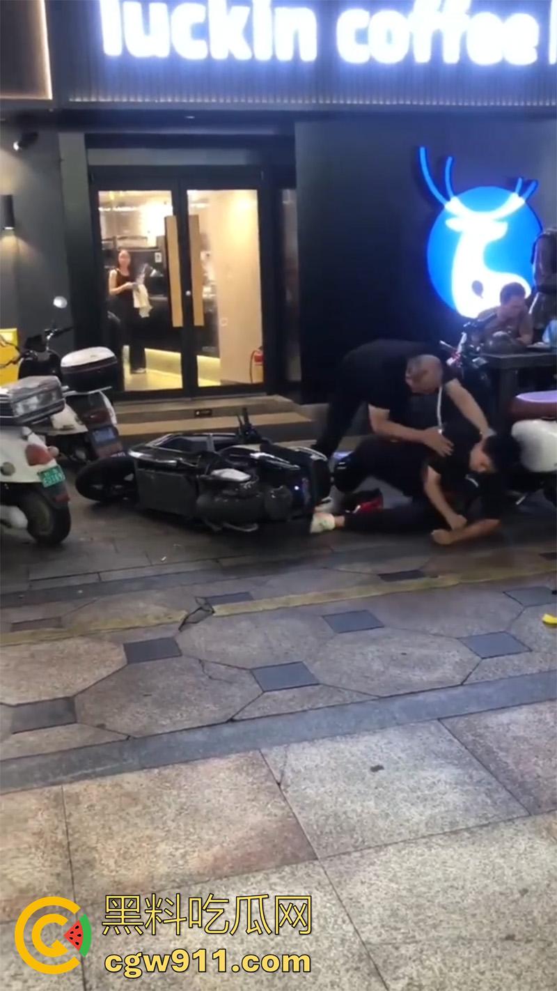 广西柳州瑞幸咖啡又火了,店主爆揍外卖小哥,站长出面后施暴者竟影帝上身,躺地上装死!