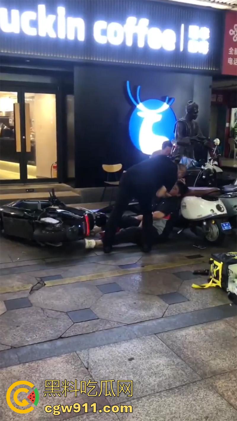 广西柳州瑞幸咖啡又火了,店主爆揍外卖小哥,站长出面后施暴者竟影帝上身,躺地上装死!