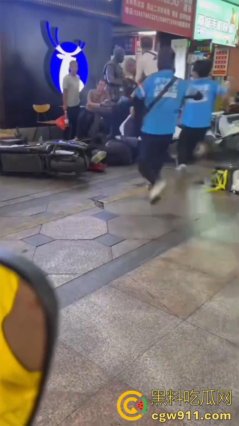 广西柳州瑞幸咖啡又火了,店主爆揍外卖小哥,站长出面后施暴者竟影帝上身,躺地上装死!