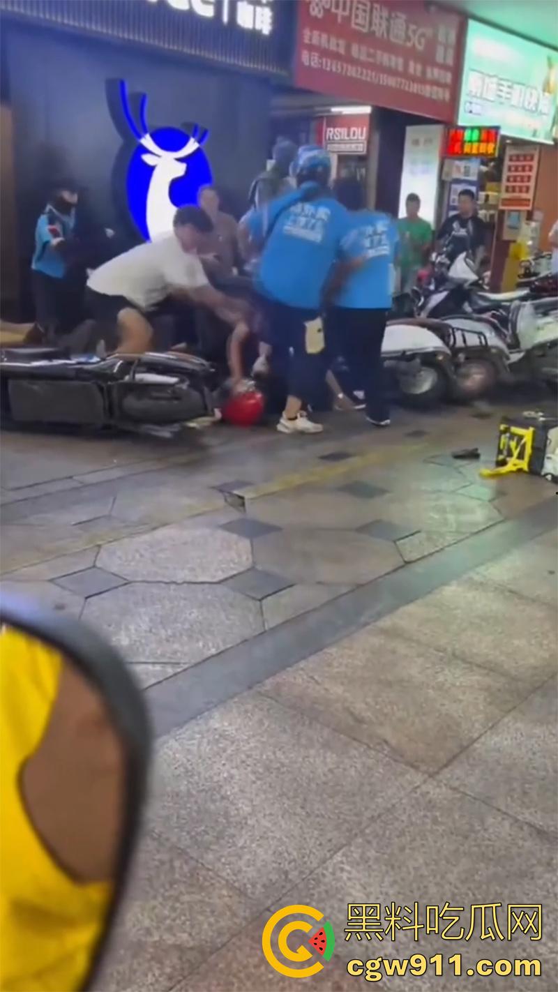 广西柳州瑞幸咖啡又火了,店主爆揍外卖小哥,站长出面后施暴者竟影帝上身,躺地上装死!