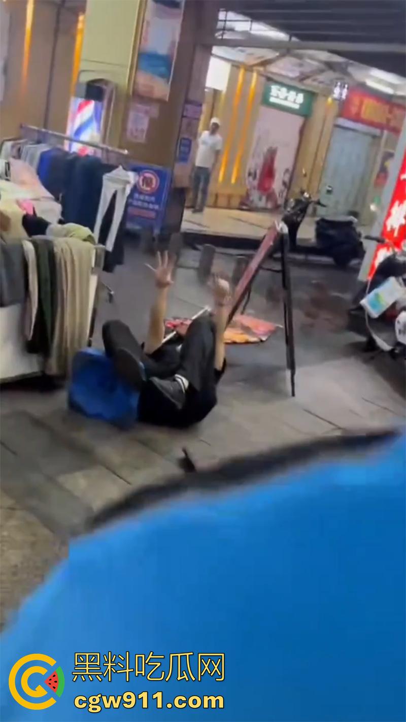 广西柳州瑞幸咖啡又火了,店主爆揍外卖小哥,站长出面后施暴者竟影帝上身,躺地上装死!