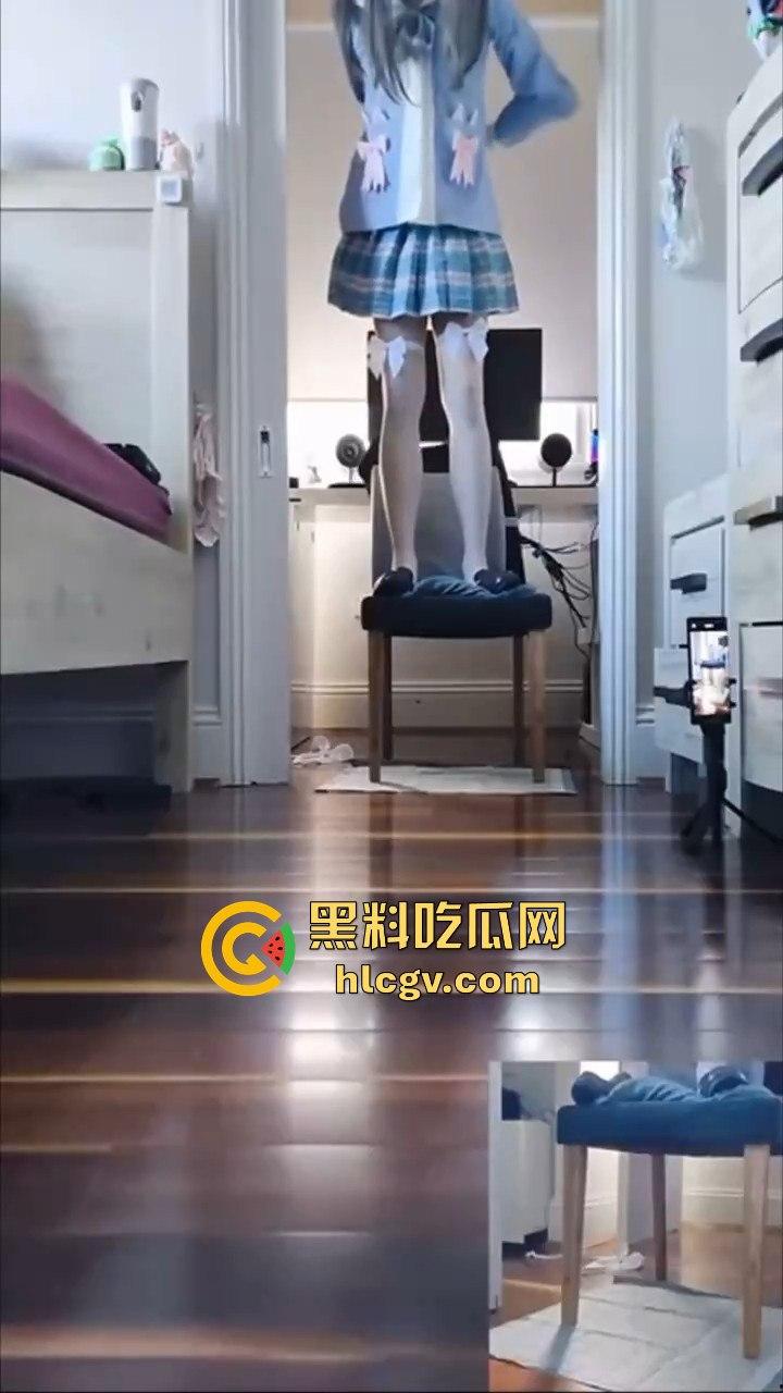 JK小妹直播上吊自缢快感引热议！是变态玩法窒息式快感还是噱头？观众目睹喷出不明液体！尿了还是喷了？
