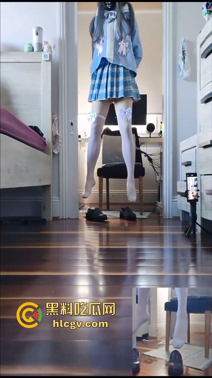 JK小妹直播上吊自缢快感引热议!是变态玩法窒息式快感还是噱头?观众目睹喷出不明液体!尿了还是喷了?