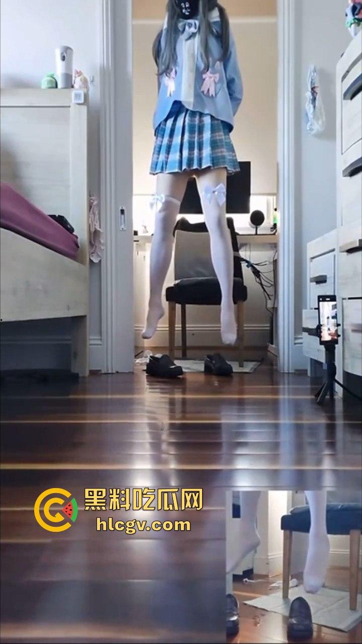 JK小妹直播上吊自缢快感引热议!是变态玩法窒息式快感还是噱头?观众目睹喷出不明液体!尿了还是喷了?