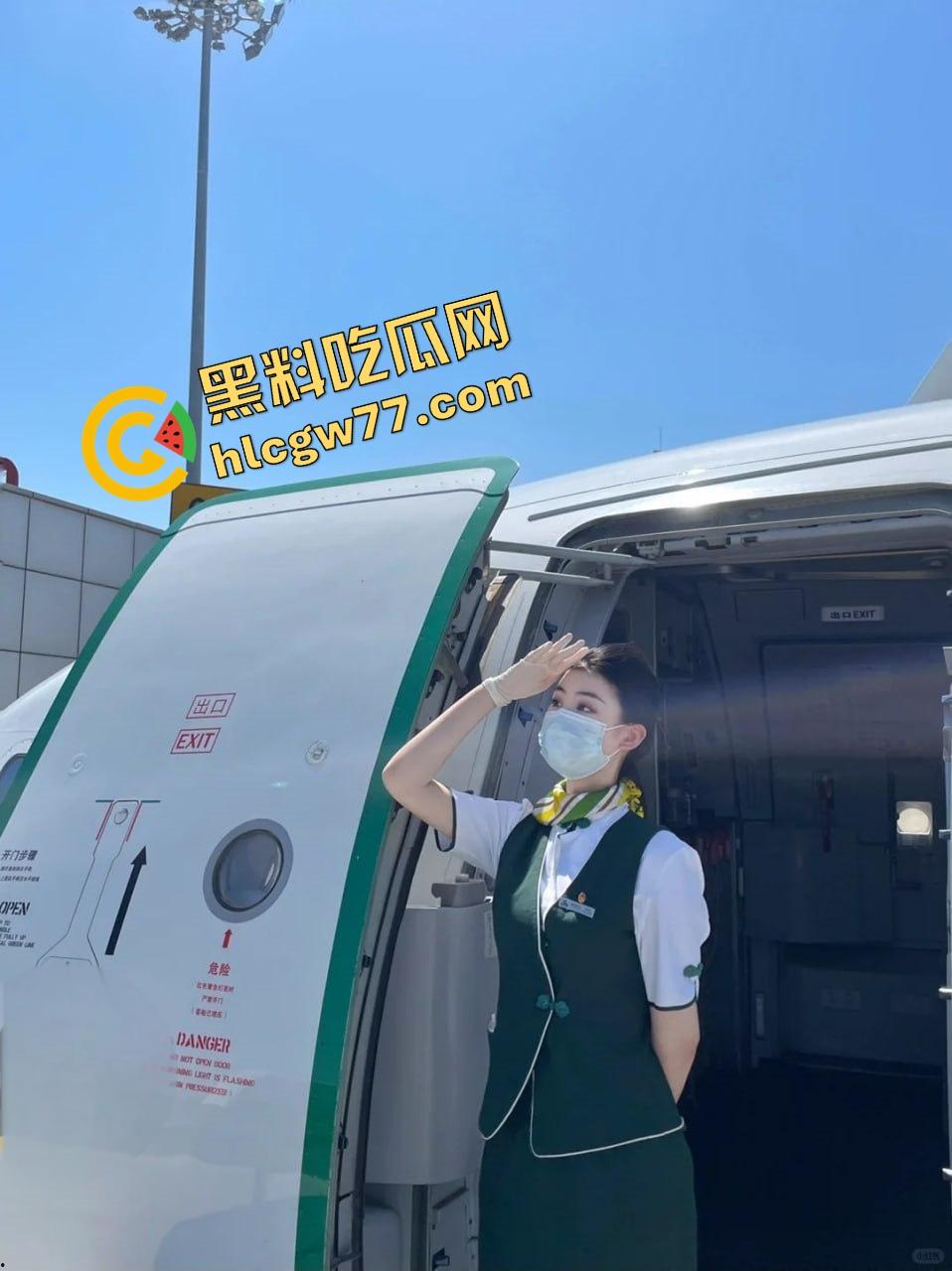 春秋航空空姐『白语』晴潜规则,制服开裆黑丝跪地爆操,骚到跳蛋狂震阴蒂爽到欲仙欲死!