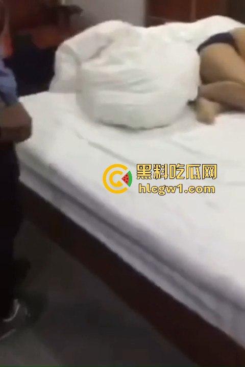 男子带兄弟上门捉奸,一群人踹门而入狂揍情夫,捉奸现场惨到小三男的直接哭出声!