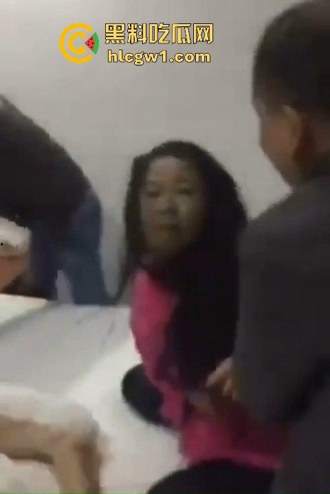 男子带兄弟上门捉奸,一群人踹门而入狂揍情夫,捉奸现场惨到小三男的直接哭出声!