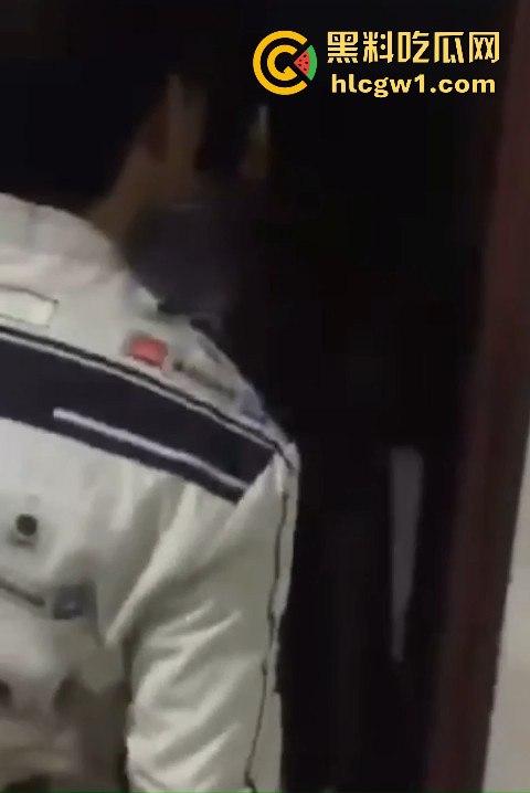 男子带兄弟上门捉奸,一群人踹门而入狂揍情夫,捉奸现场惨到小三男的直接哭出声!