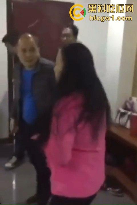 男子带兄弟上门捉奸,一群人踹门而入狂揍情夫,捉奸现场惨到小三男的直接哭出声!