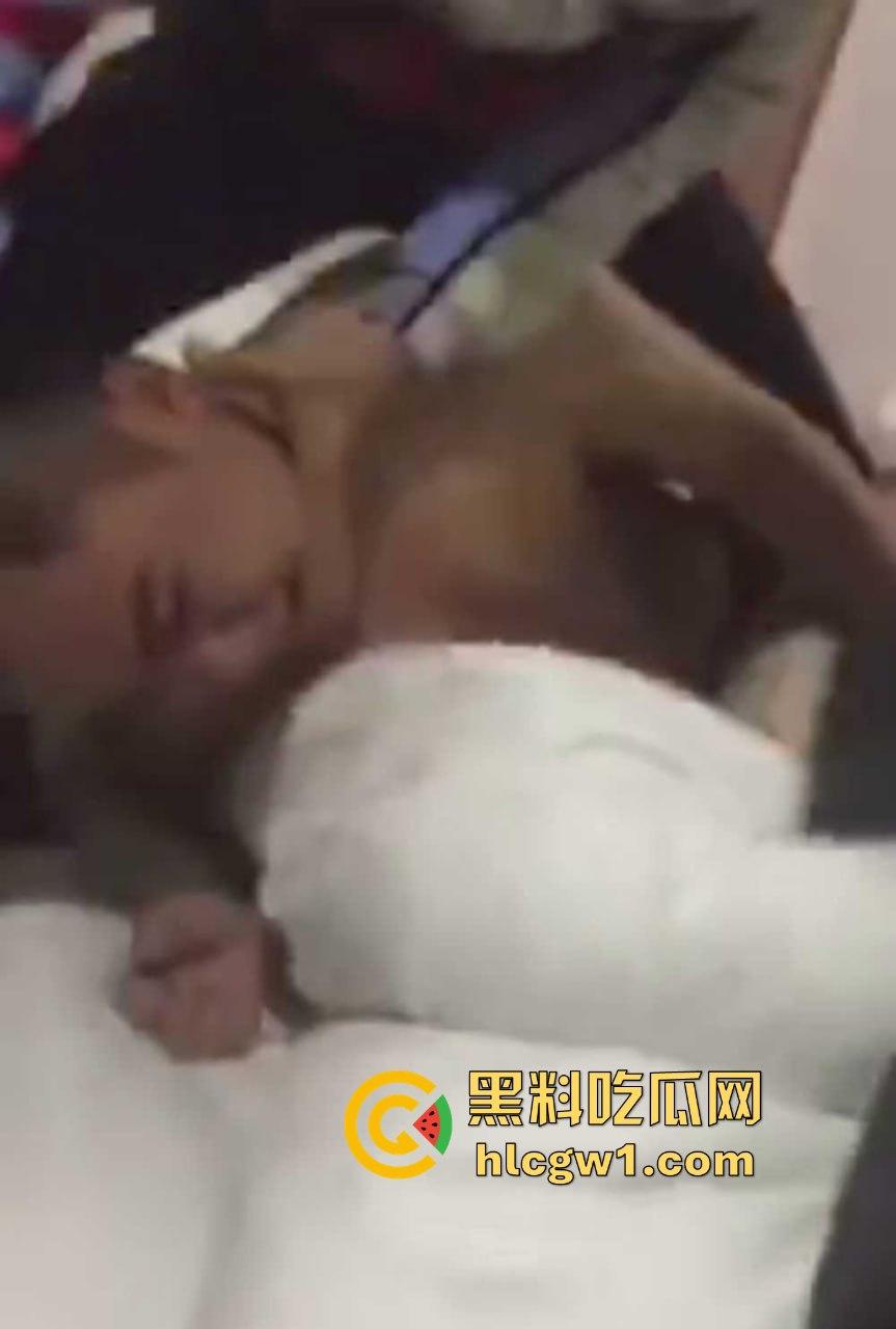 男子带兄弟上门捉奸,一群人踹门而入狂揍情夫,捉奸现场惨到小三男的直接哭出声!