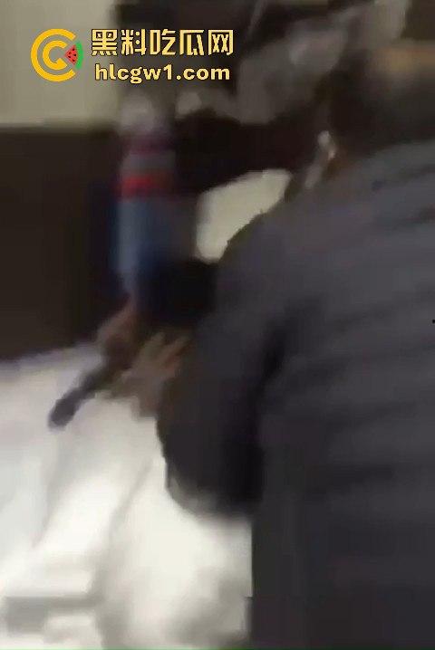 男子带兄弟上门捉奸,一群人踹门而入狂揍情夫,捉奸现场惨到小三男的直接哭出声!