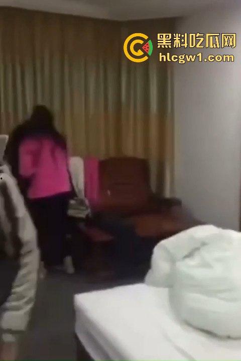 男子带兄弟上门捉奸,一群人踹门而入狂揍情夫,捉奸现场惨到小三男的直接哭出声!