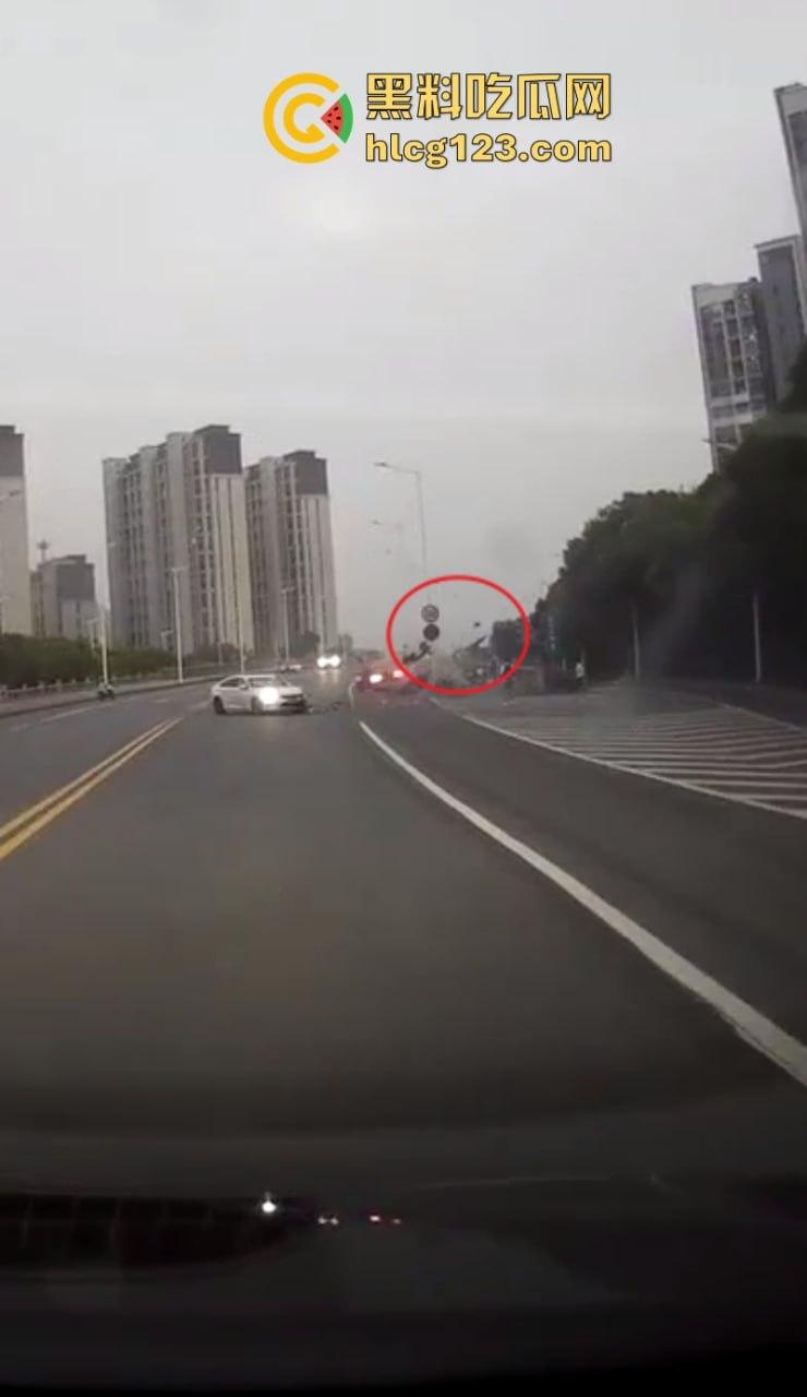 又是女司机!一死一伤 苏州两轿车发生碰撞后撞向一非机动车!惨不忍睹