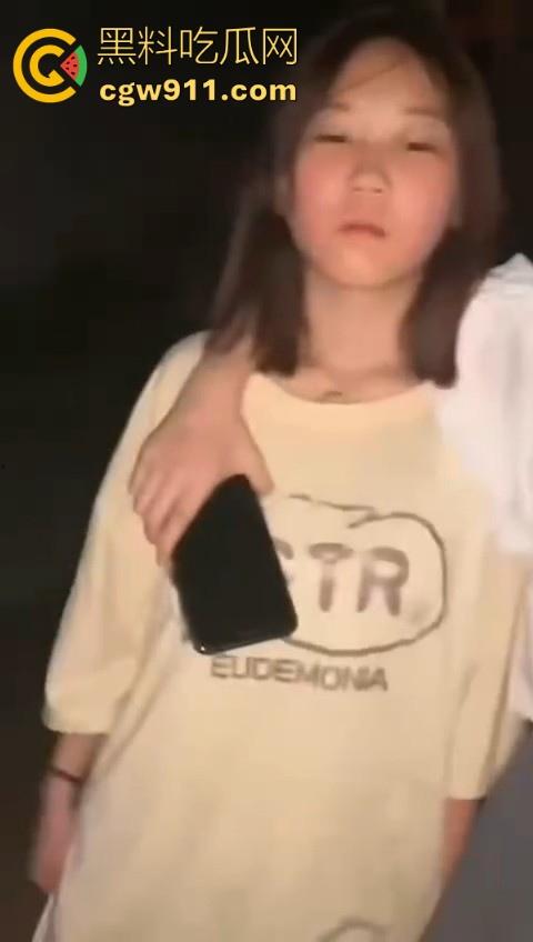 清纯的脸庞下竟然藏着恶毒的心，不知道的还以为是亲密姐妹谈话，没想到是霸凌者的炫耀！