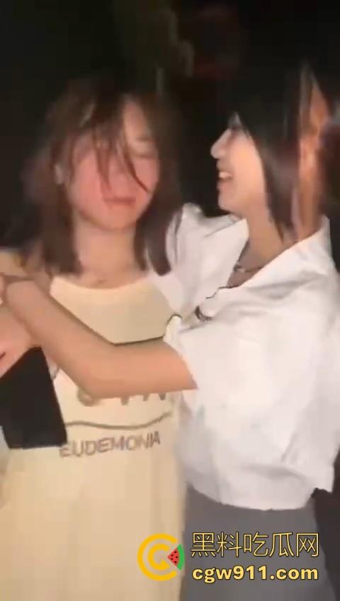 清纯的脸庞下竟然藏着恶毒的心,不知道的还以为是亲密姐妹谈话,没想到是霸凌者的炫耀!