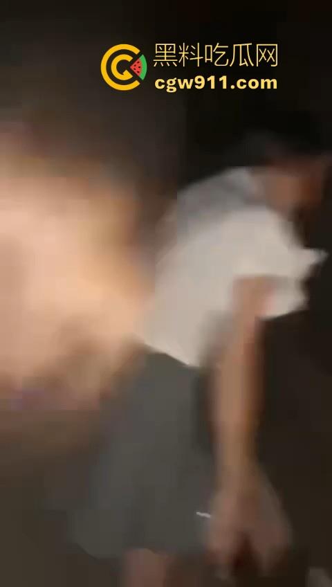 清纯的脸庞下竟然藏着恶毒的心,不知道的还以为是亲密姐妹谈话,没想到是霸凌者的炫耀!