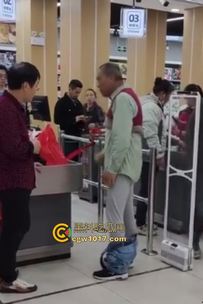 河北超市机器响工作人员逼老人脱光自证清白,还要搜身,这太过分了,大爷说“骗我脱完就不管了”?